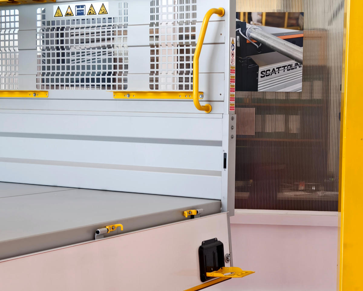 Kit main courante + marchepied escamotable sur ridelle